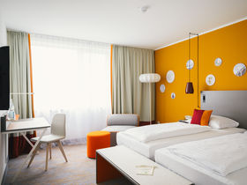 Wuppertal mit einer der ältesten Schwebebahn der Welt erkunden