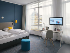 Wuppertal mit einer der ältesten Schwebebahn der Welt erkunden