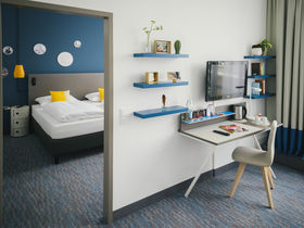 Wuppertal mit einer der ältesten Schwebebahn der Welt erkunden