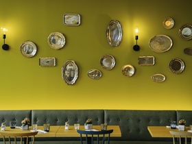 Wuppertal mit einer der ältesten Schwebebahn der Welt erkunden