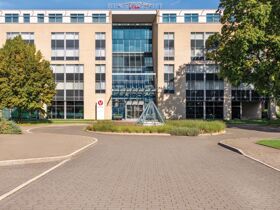 Wuppertal mit einer der ältesten Schwebebahn der Welt erkunden