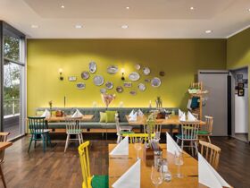 Wuppertal mit einer der ältesten Schwebebahn der Welt erkunden