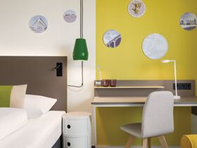 Wuppertal mit einer der ältesten Schwebebahn der Welt erkunden