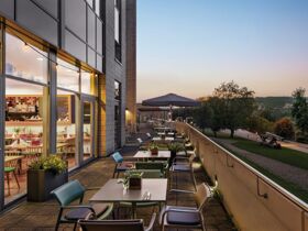 Wuppertal mit einer der ältesten Schwebebahn der Welt erkunden