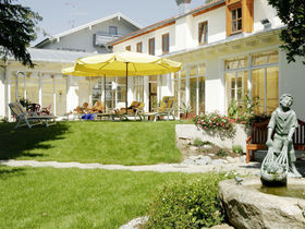 Wellnesstrilogie im Quellenhof mit 4 Gang Menü, Rückenmassage und Wellnesspackung