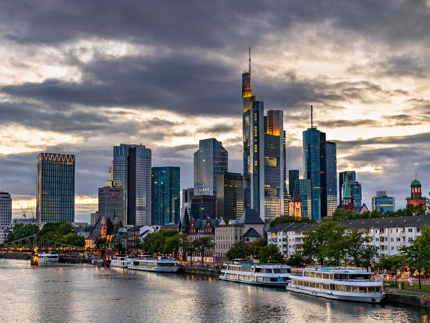 Cheers in Frankfurt – Kurzurlaub mit Bar-Feeling & Dinner | 3 Tage