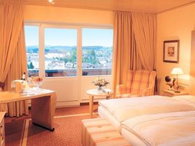 Auf Wiesen, Wald und Wolken schweben in der Eifel