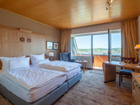 Auf Wiesen, Wald und Wolken schweben in der Eifel