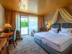 Auf Wiesen, Wald und Wolken schweben in der Eifel