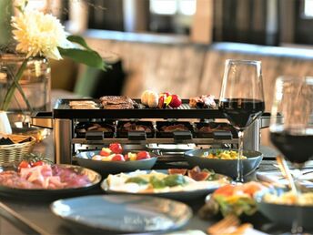 !!SUPER DEAL!! mit VitalSol-Therme, Raclette-Dinner, Massage und Proseccofrühstück