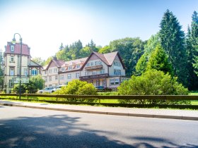Zeit für die Familie im Thüringer Wald - ein Kind mit im Gepäck