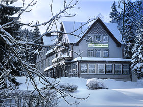 Zeit für die Familie im Thüringer Wald - ein Kind mit im Gepäck