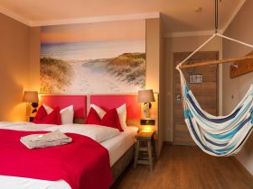 Herrchen & Frauchen mit ihrem Liebling am Ostseestrand - Hundearrangement