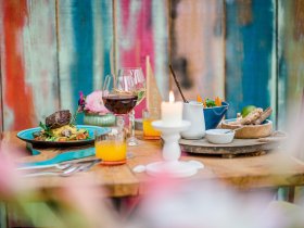 Herrchen & Frauchen mit ihrem Liebling am Ostseestrand - Hundearrangement