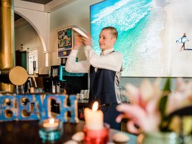 Herrchen & Frauchen mit ihrem Liebling am Ostseestrand - Hundearrangement