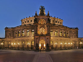 Stadtentdecker Dresden inkl. Aufstieg Frauenkirche & Stadtrundfahrt  