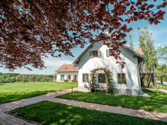 Wellness-Auszeit im Südburgenland inkl. Panorama Außenpool, Überwassermassage, 5-Gang Menü, NaturSPA