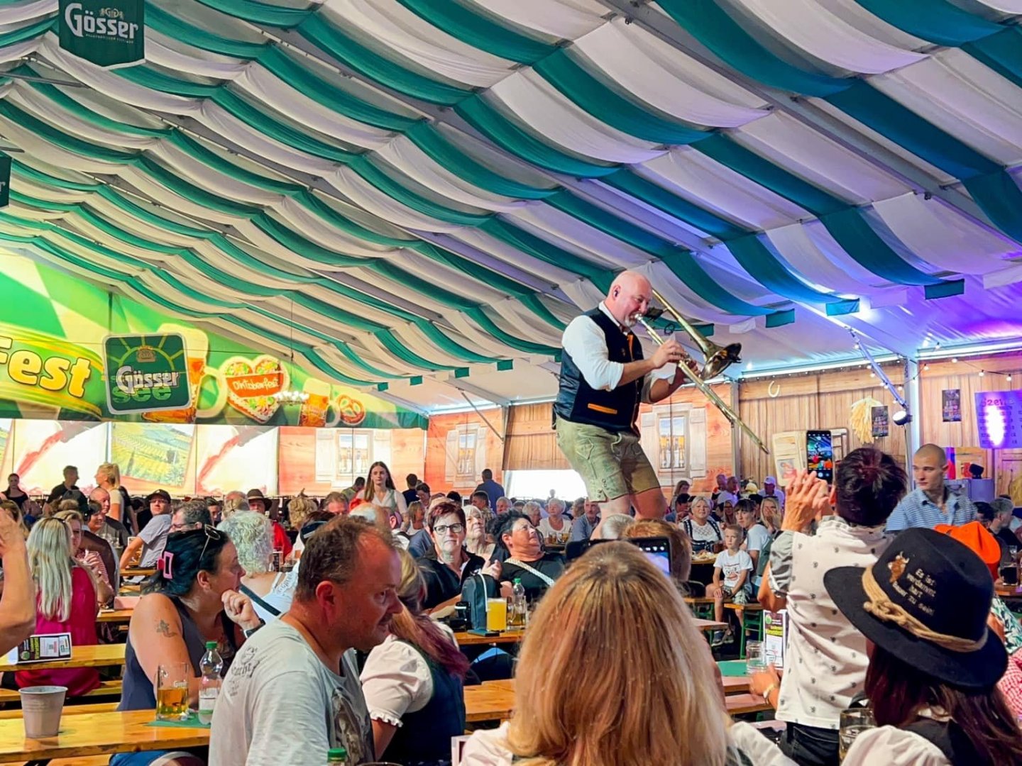 Zum Wiesenfest in Leoben - Stimmung im Festzelt und Action im Vergnügungspark!