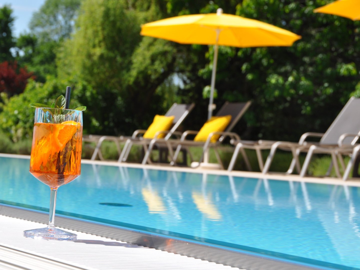 Aperol-Spritz am Pool in Bad Radkersburg im 4* adults only Hotel | 2 Nächte