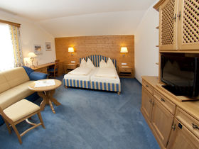 Familienurlaub inkl. Eintritt in die Erlebniswelt Therme AquaLux | 1 Kind bis 13,9 gratis | 4 Nächte