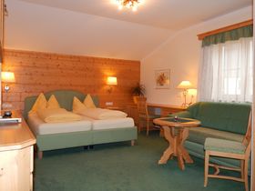 Familienurlaub inkl. Eintritt in die Erlebniswelt Therme AquaLux | 1 Kind bis 13,9 gratis | 4 Nächte