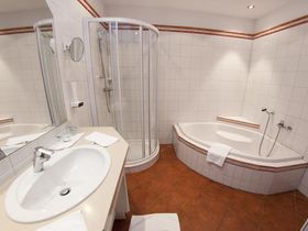 Familienurlaub inkl. Eintritt in die Erlebniswelt Therme AquaLux | 1 Kind bis 13,9 gratis | 4 Nächte