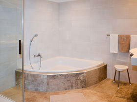 Familienurlaub inkl. Eintritt in die Erlebniswelt Therme AquaLux | 1 Kind bis 13,9 gratis | 4 Nächte