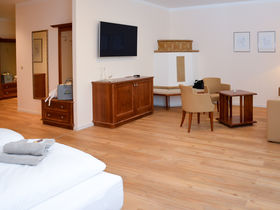 Familienurlaub inkl. Eintritt in die Erlebniswelt Therme AquaLux | 1 Kind bis 13,9 gratis | 4 Nächte