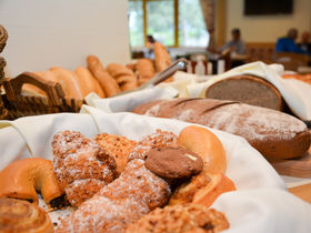 Familienurlaub inkl. Eintritt in die Erlebniswelt Therme AquaLux | 1 Kind bis 13,9 gratis | 4 Nächte