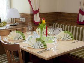 Familienurlaub inkl. Eintritt in die Erlebniswelt Therme AquaLux | 1 Kind bis 13,9 gratis | 4 Nächte