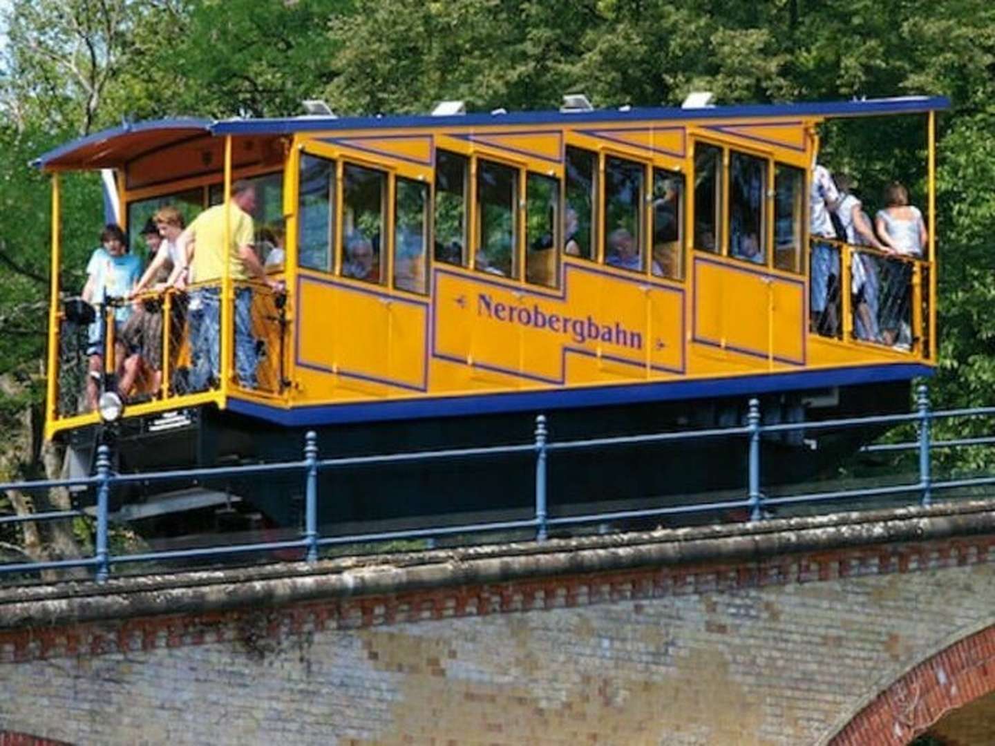 Scampi satt und das schrägste Wahrzeichen Wiesbadens