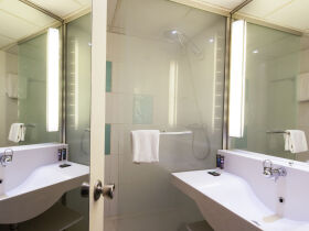 Städtetrip nach Antwerpen 1 Nacht | Terrasse mit Außenpool | Gratis Parken