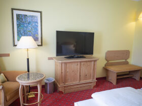 Zwei Nächte mit Frühstück und Abendessen im Atomis Hotel Munich Airport by Mercure