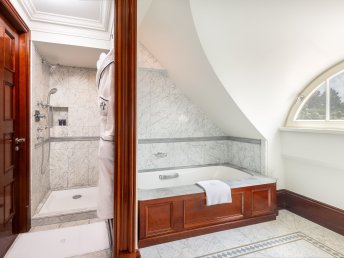 Schlosshotel Berlin:  Bubbles & Tea Event am Samstag,- oder Sonntagnachmittag